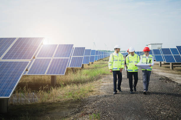 istock Engineers reconnaissance in green energy base 985999002