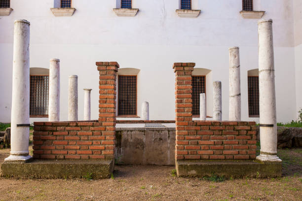 peristylium romano ruinas en el convento de san antonio, almendralejo, españa - domus fotografías e imágenes de stock