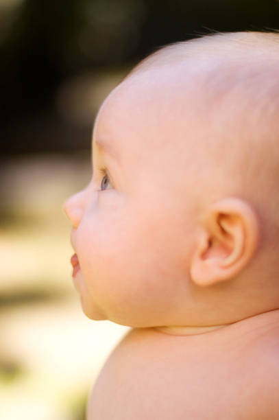 istock Baby 2 - 5 months, blue eyes, side view 986028024