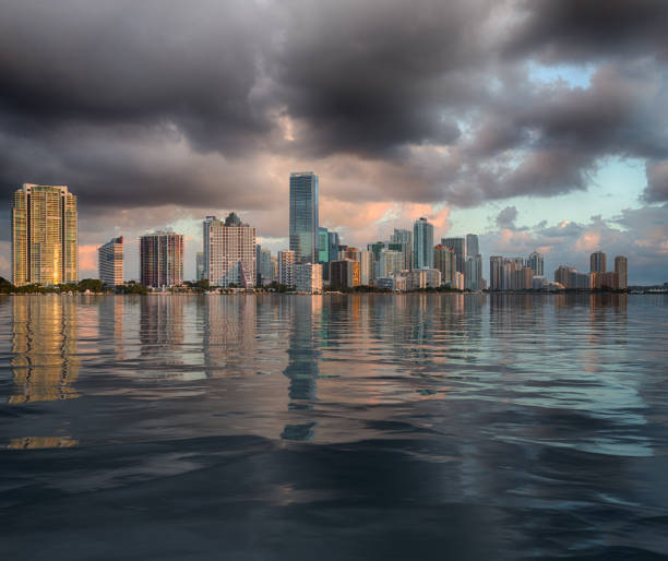 dawn view of miami skyline reflected in water - baía de biscayne imagens e fotografias de stock