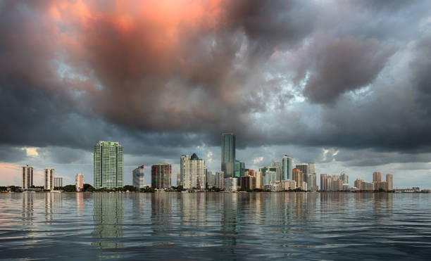 dawn-blick auf die skyline von miami spiegelt sich im wasser - rickenbacker causeway stock-fotos und bilder