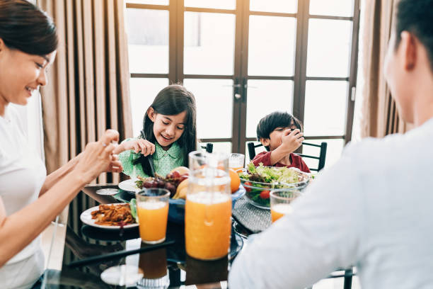 istock Asian ethnicity family at the dining table 986051192