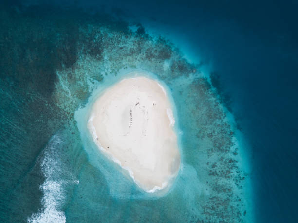 isla de arena y arrecifes de coral desde ahora hasta - mentawai islands rural scene sumatra indonesia fotografías e imágenes de stock