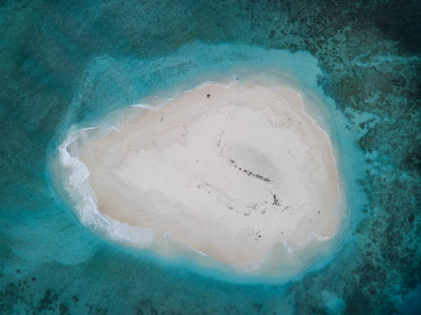 isla pequeña duna de arena de arriba - mentawai islands rural scene sumatra indonesia fotografías e imágenes de stock