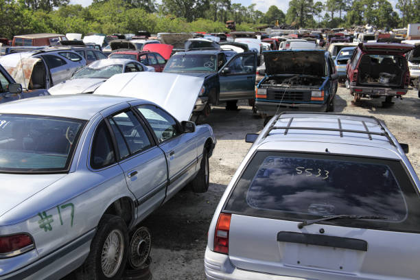 coches basura viejos oxidados en una fila de en chatarreria - obsoleto fotografías e imágenes de stock