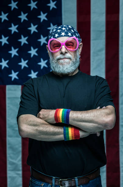 é.-u. senior vétéran militaire adulte portant rainbow pride bracelets et lunettes de soleil roses bizarre - do rag photos et images de collection