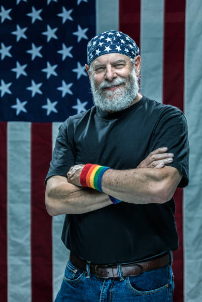 sorridente veterano militare adulto degli stati uniti che indossa braccialetti rainbow pride - gay pride wristband rainbow lgbt foto e immagini stock