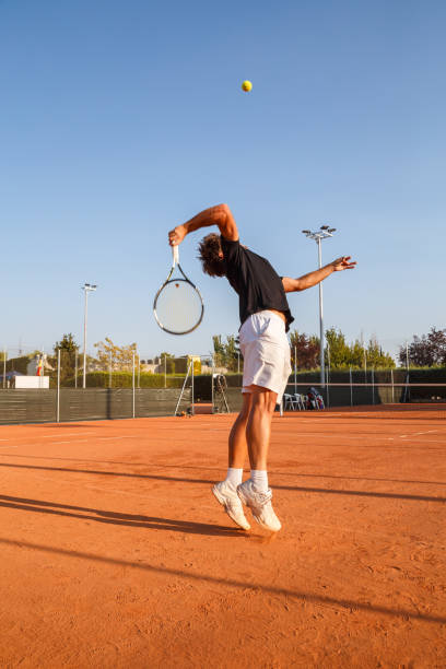 профессиональный теннисист на корте - tennis serving men court стоковые фото и изображения