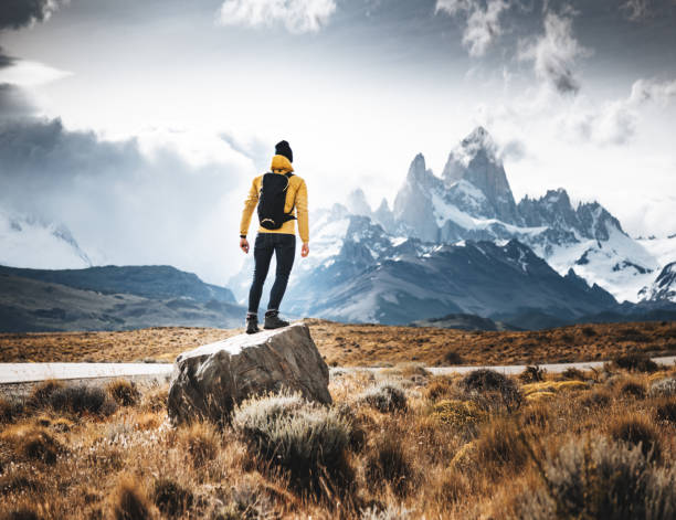 uomo appoggiato sulla roccia in el chalten - hiking adventure outdoor pursuit backpacker foto e immagini stock