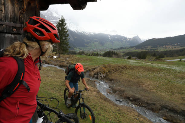 오두막에 접근 하는 남성 산악 자전거에서 보이는 여성 산악 자전거 - 24421 뉴스 사진 이미지