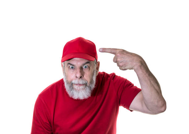 ältere erwachsene weißer mann redneck alt-recht kult partisan republikaner apostel zeigt auf red hat - baseball cap old red caucasian stock-fotos und bilder