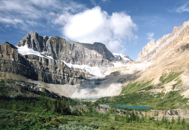 istock Mountain landscape along the trail to Skoki Lodge 986129492