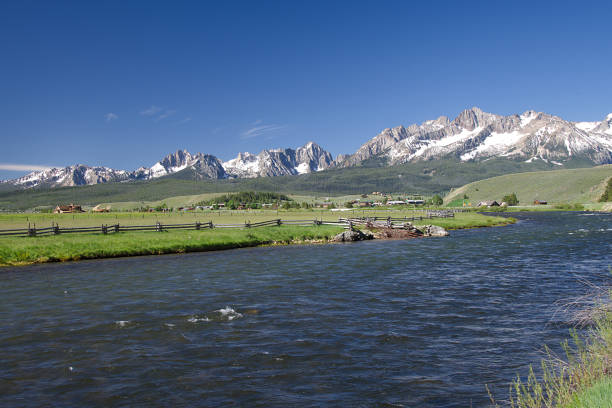 istock Salmon River with the Sawtooth Mountains 1961 986129892
