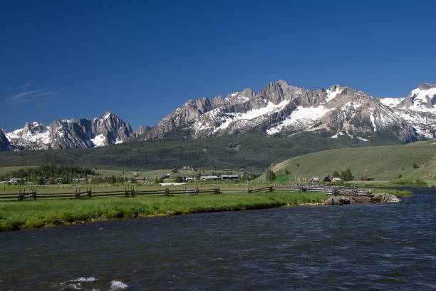 istock Salmon River with the Sawtooth Mountains 1963 986130020