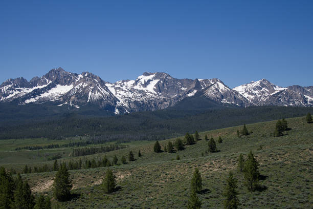 istock Sawtooth Mountains from Nip and Tuck Road 1885 986153708