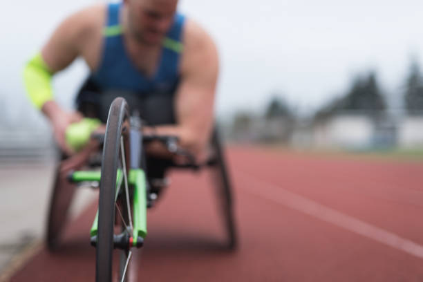 atleta adaptable en su silla de ruedas de carreras de formación - physical impairment athlete sports race wheelchair fotografías e imágenes de stock