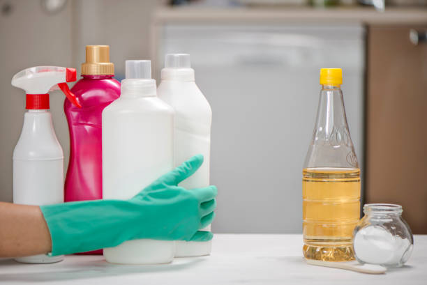 chemical cleaning vs natural cleaning - vinegar imagens e fotografias de stock