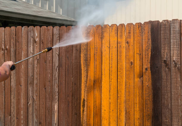 turn old to new and dirty to clean with pressure washing wooden fence - hardwood old in a row pattern imagens e fotografias de stock