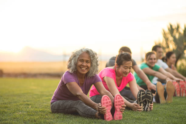 istock Outdoor Fitness Class Stretching 986196564