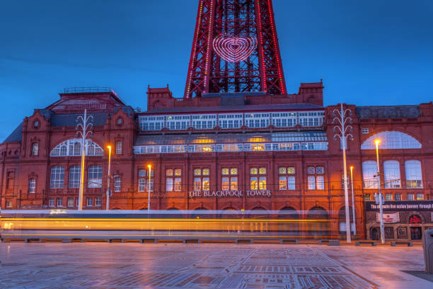 ブラック プールのタワー サーカスと社交。 - blackpool illuminated blackpool tower vacations ストックフォトと画像