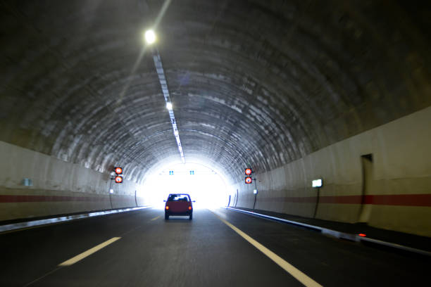 la salida del túnel en la autopista - highway underground corridor street fotografías e imágenes de stock