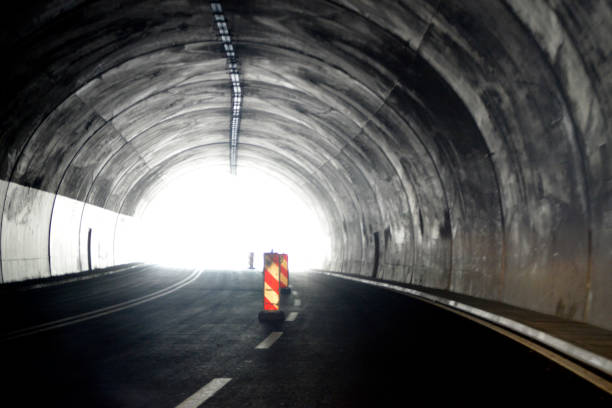 señal de tráfico a la salida del túnel en la autopista - highway underground corridor street fotografías e imágenes de stock