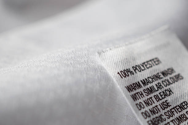 marque de vêtements de tissu de polyester avec des instructions de blanchisserie - polyester photos et images de collection