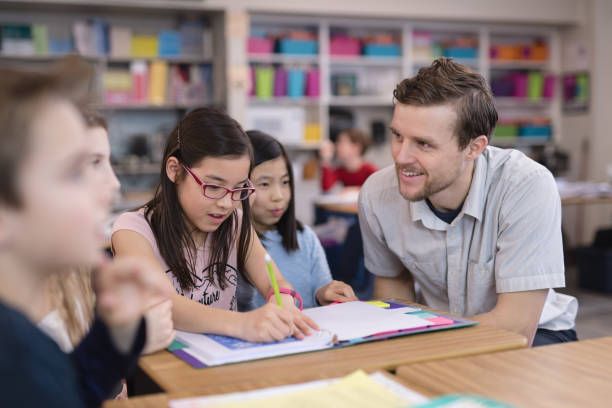 教室で小学校 4 年生 - 4th graders ストックフォトと画像