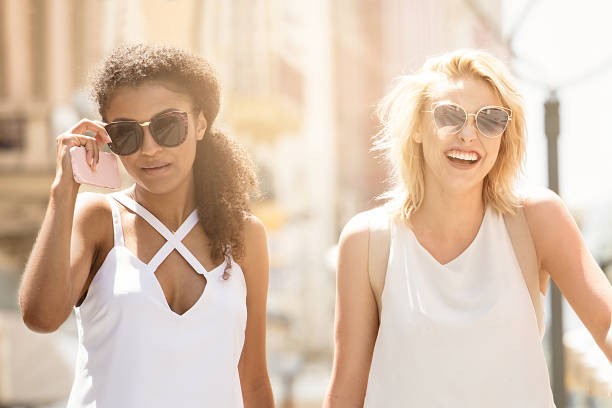 souriantes belles filles sur les vacances d’été. - 11827 photos et images de collection