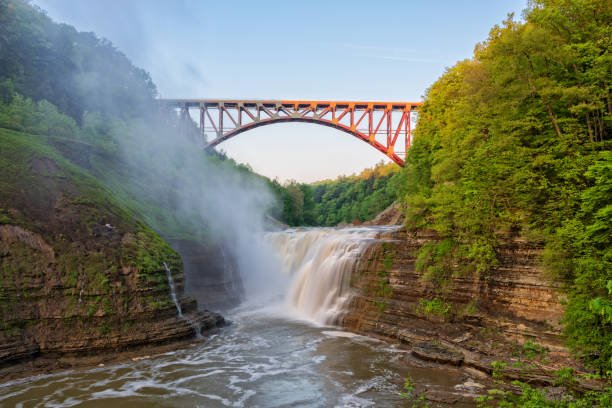 upper falls arched bridge w letchworth state park w nowym jorku tuż po wschodzie słońca - letchworth state park zdjęcia i obrazy z banku zdjęć