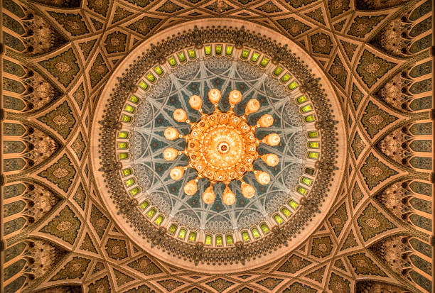 lampadario della moschea del sultano qaboos, muscat, oman - moschea sultan qaboos foto e immagini stock
