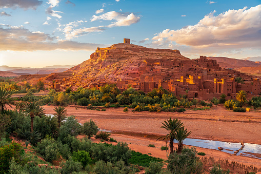 Puesta de sol sobre Ait Ben Haddou - antigua ciudad en África del norte de Marruecos photo