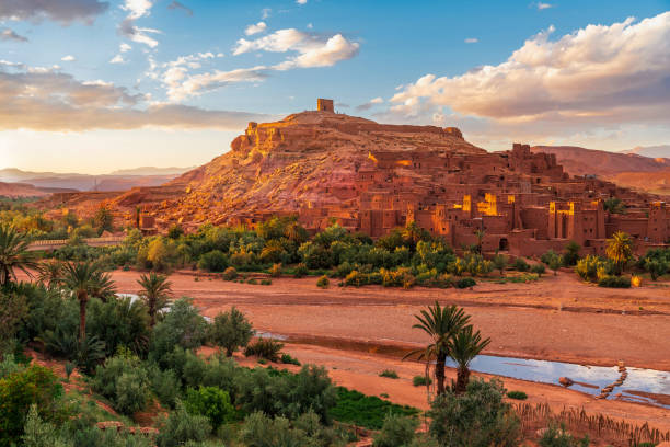 tramonto su ait benhaddou - antica città del marocco nord africa - atlas foto e immagini stock