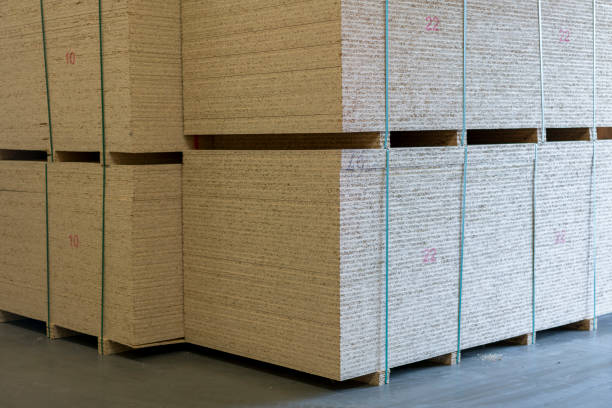 有機質繊維板および合板の倉庫。建設資材。木造倉庫 - material variation timber stacking ストックフォトと画像