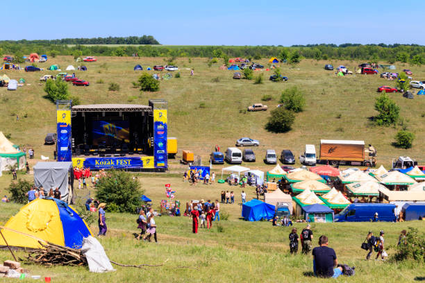 vue sur le festival en plein air de rock ethnique gratuit kozak fest - music festival park friendship summer photos et images de collection