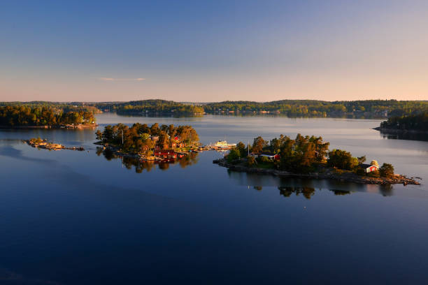 petites îles dans la mer baltique de la suède dans la matinée - archipel photos et images de collection