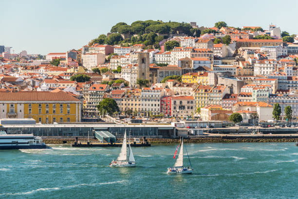 вид на исторический город лиссабона, португалия - река тахо стоковые фото и изображения