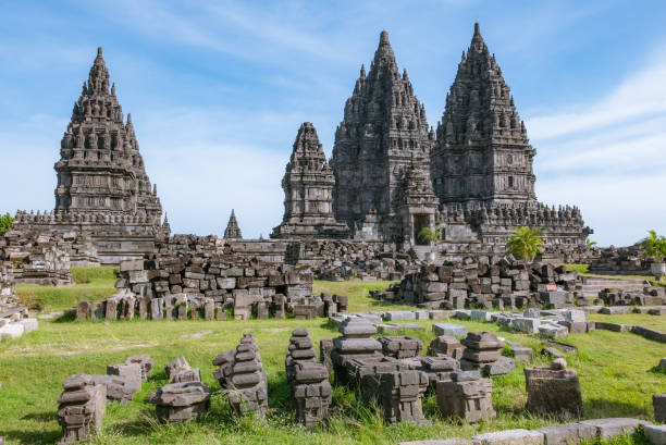 complesso del tempio di prambanan, yogyakarta, giava, indonesia - prambanan temple foto e immagini stock