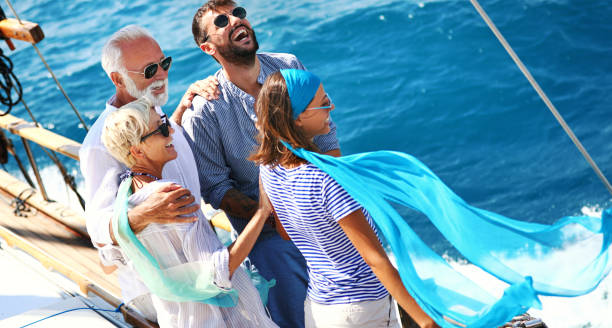 família em uma vela de cruzeiro. - beautiful happiness horizontal tilt - fotografias e filmes do acervo