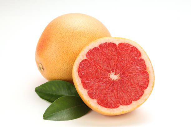 신선한 자몽과 흰색 배경의 - grapefruit fruit freshness pink 뉴스 사진 이미지
