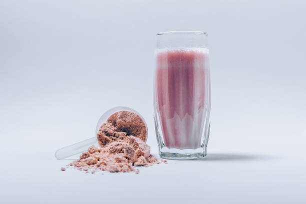 fresh made whey protein shake in a glass and scoop - vitality food food and drink berry fruit imagens e fotografias de stock