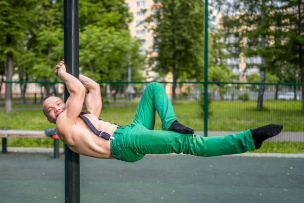 istock Young Man Showing Horizontal Hang Outdoors 986525704