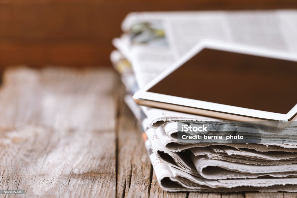 Zeitung und digital-Tablette - Lizenzfrei Zeitung Stock-Foto