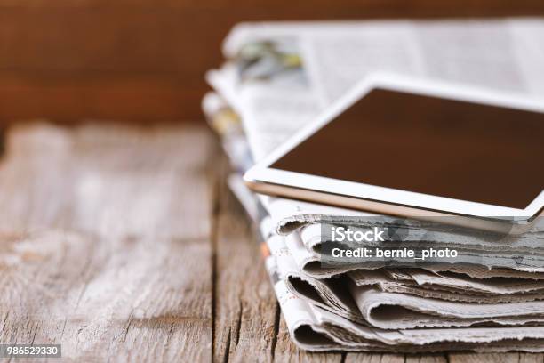 Zeitung Und Digitaltablette Stockfoto und mehr Bilder von Zeitung - Zeitung, Medienwelt, Tablet PC