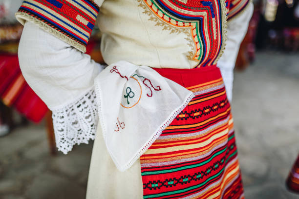 costume folklore femminile tradizionale bulgaro. costume da sposa tradizionale in bulgaria. - shirt hanger hanging blue foto e immagini stock