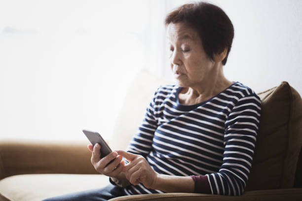 istock Senior woman using a smart phone 986566678