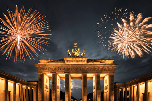 fireworks in germany for the new year - berlin germany brandenburg gate night germany imagens e fotografias de stock