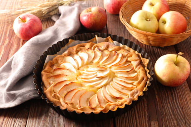 torta di mele fatta in casa - pie apple dessert baked foto e immagini stock