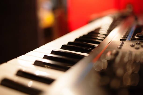 istock Keyboard synthesizer in a nightclub to create an unrivaled atmosphere 986662822