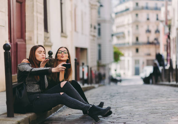 istock Happy girls in Paris 986662930